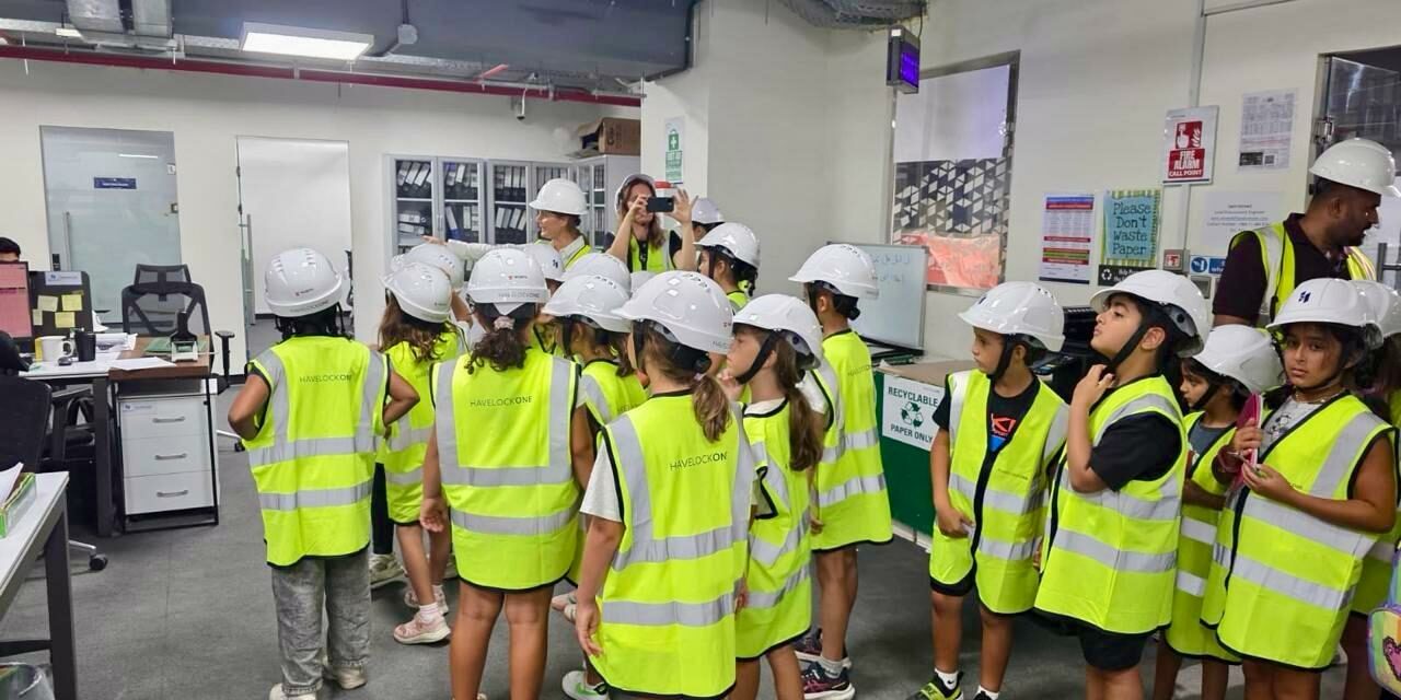 Les CE1A visitent le chantier d&rsquo;un futur hôtel