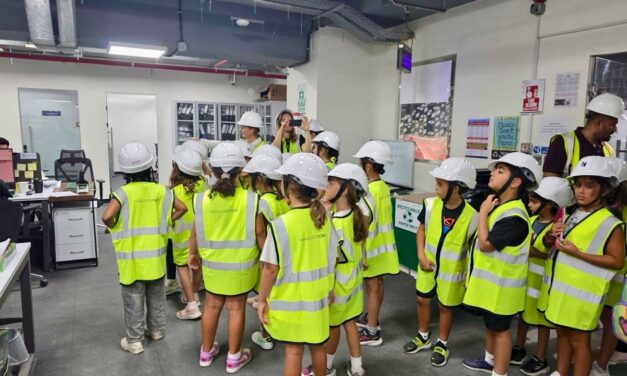Les CE1A visitent le chantier d&rsquo;un futur hôtel